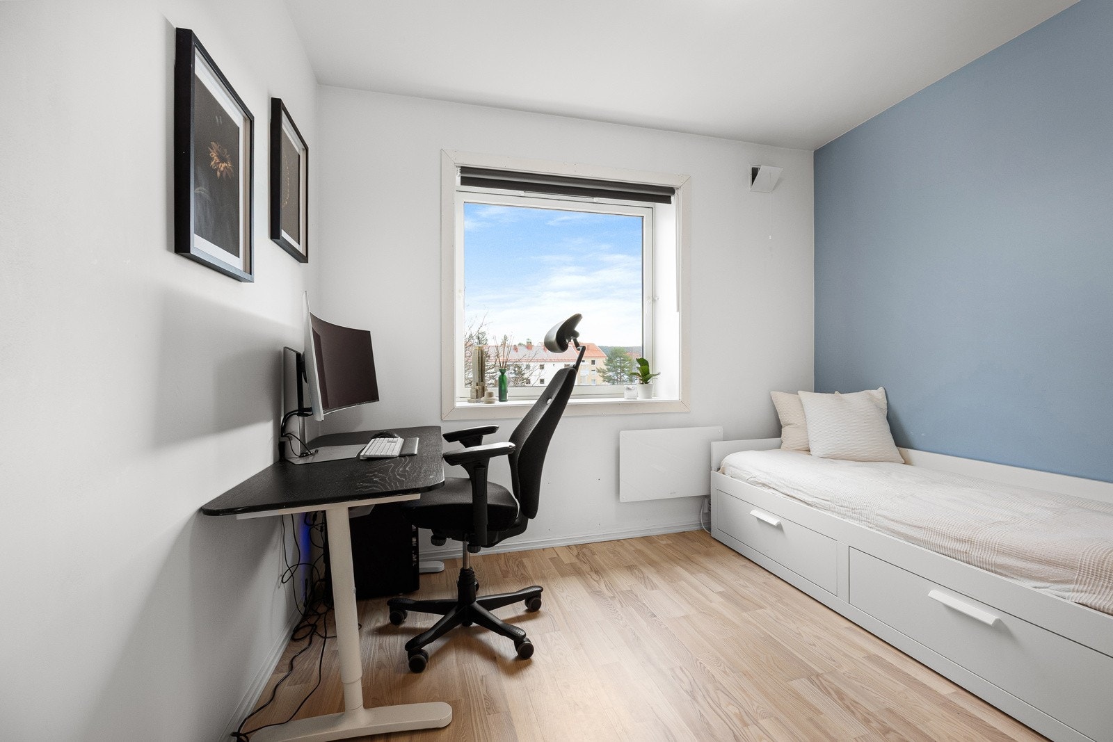 God plass til seng, kontorpult, nattbord og annen ønsket møblering. Galleribilde