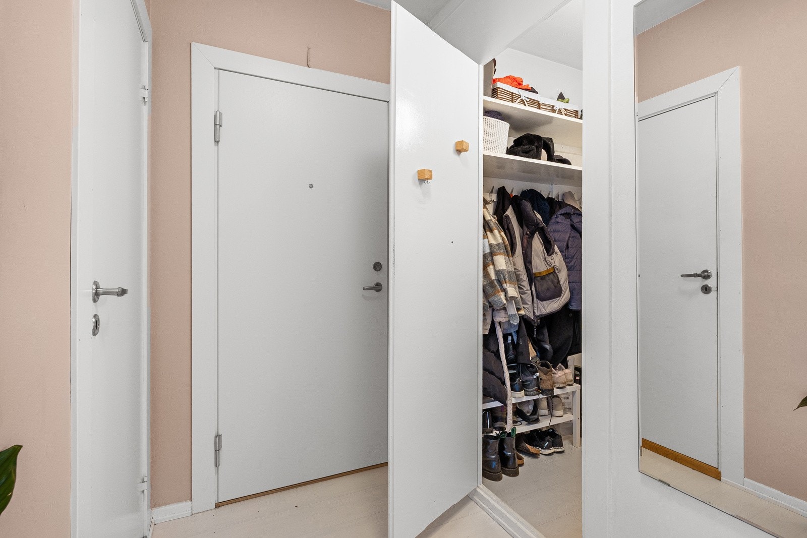 Innvendig bod i entréen. Galleribilde