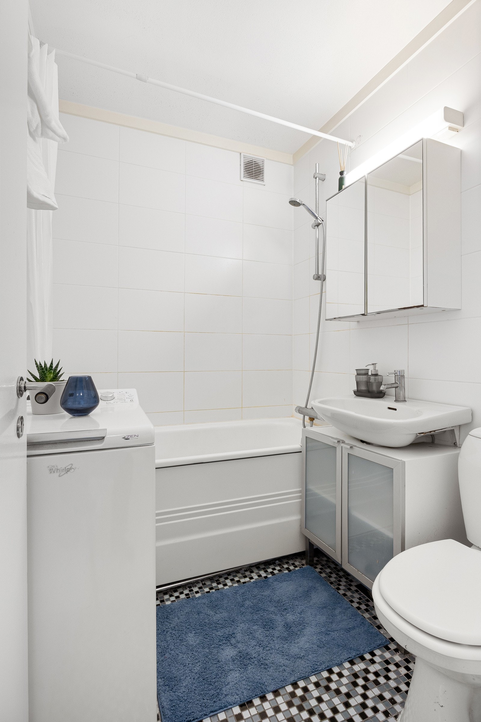 Det er opplegg for vaskemaskin. Også fellesvaskeri i borettslaget. Galleribilde