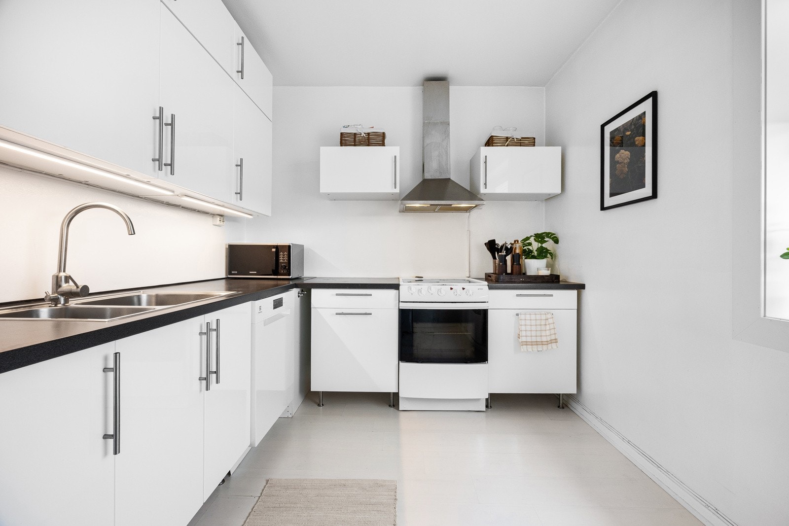 Romslig kjøkken i separat rom. Galleribilde