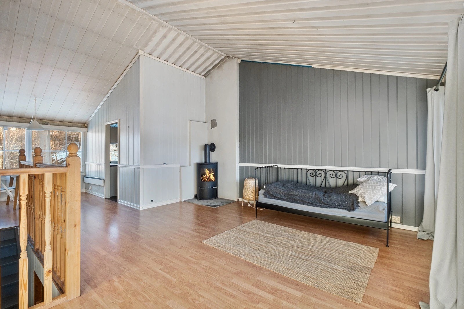 Bilde av stua med peis. Galleribilde