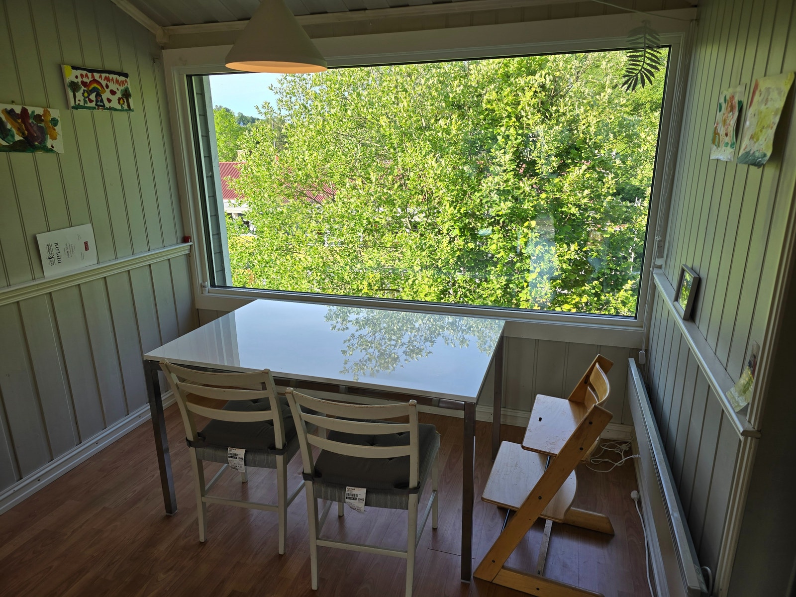 Store, flotte nye vinduer i spisestua fra 2024. Galleribilde