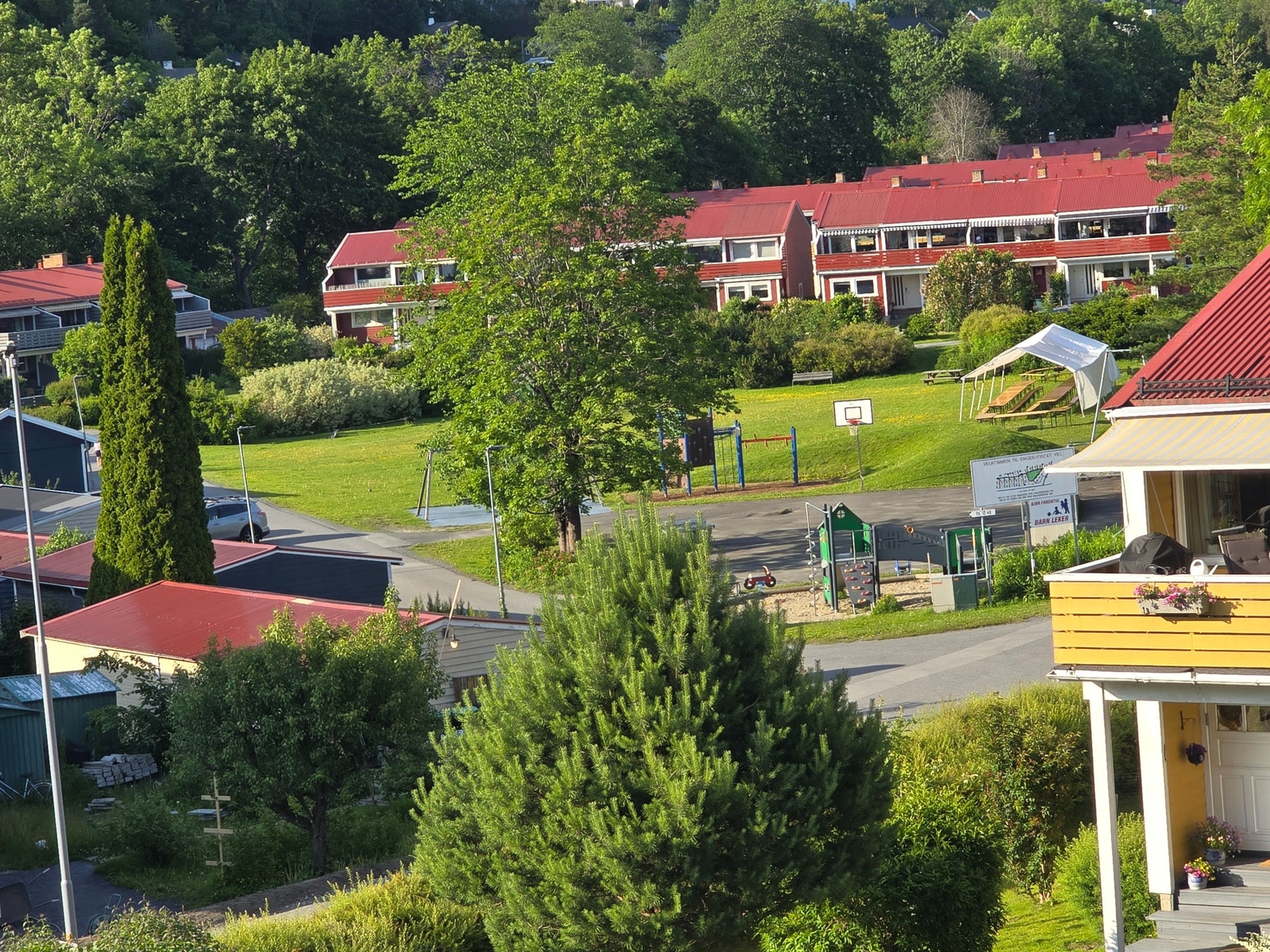 Lekeplassen på Engerjordet sett fra terassen. Galleribilde