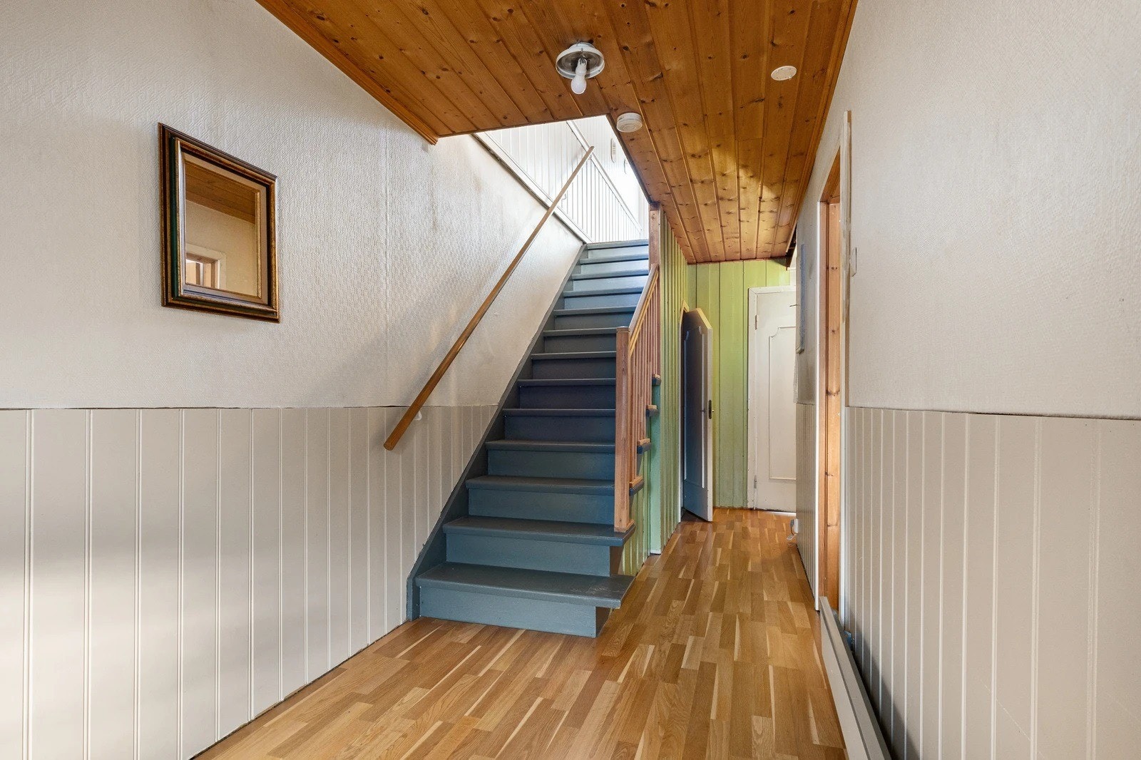 Trapp opp til spisestue, stue, kjøkken og terasse. Galleribilde