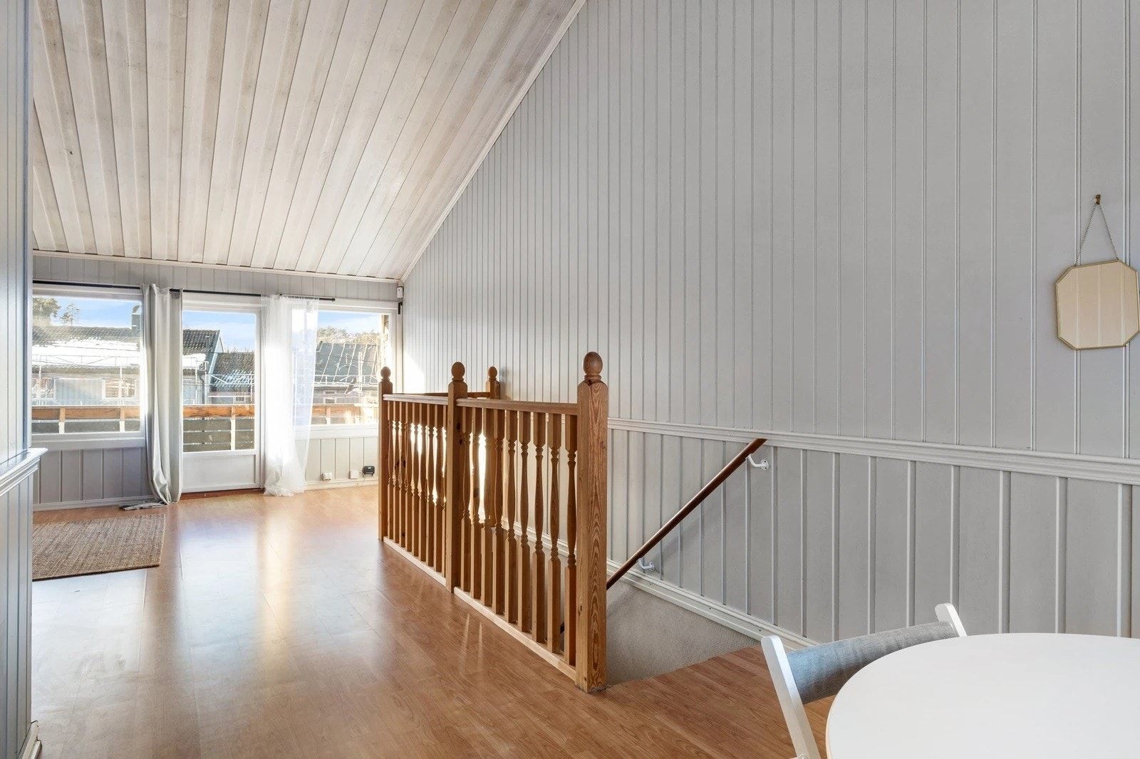 Stue, terasse (der er det nå nye dører) og trappen sett fra spisestuen. Galleribilde