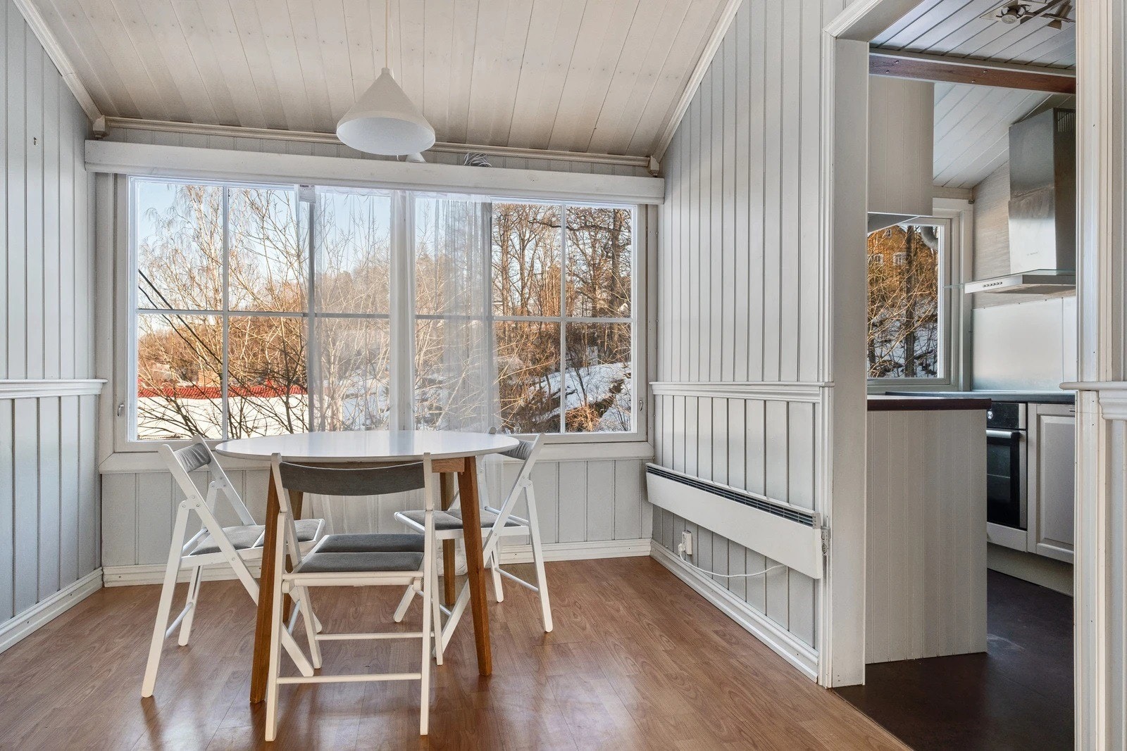 Spisestua med inngang til kjøkkenet. Galleribilde