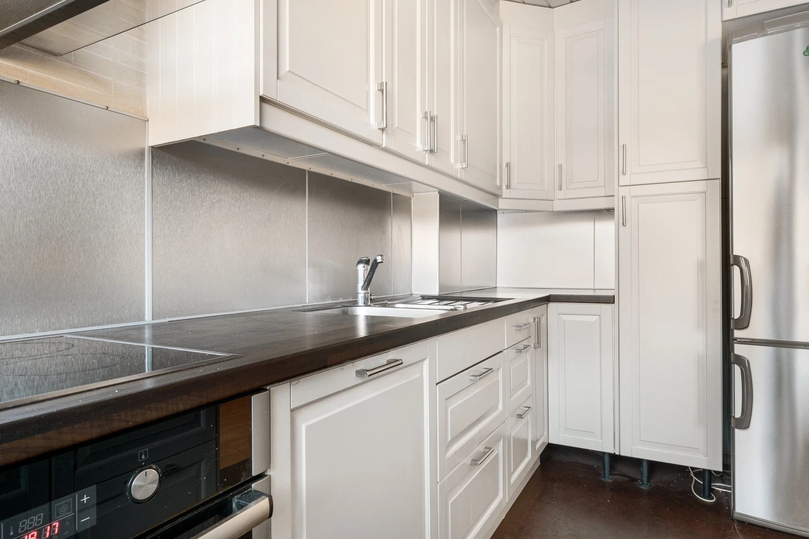 Kjøkkenet med inkludert kjøleskap og fryser. Galleribilde