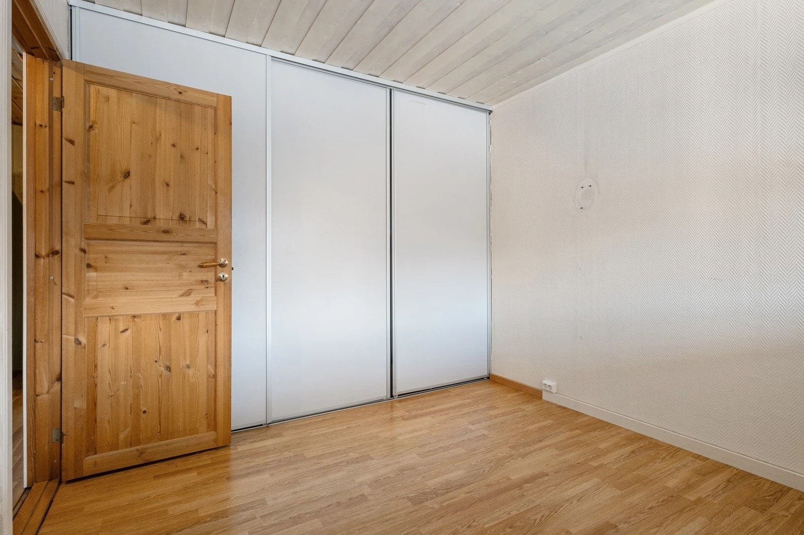 Hovedsoverommet med stor innebygdt garderobe. Galleribilde