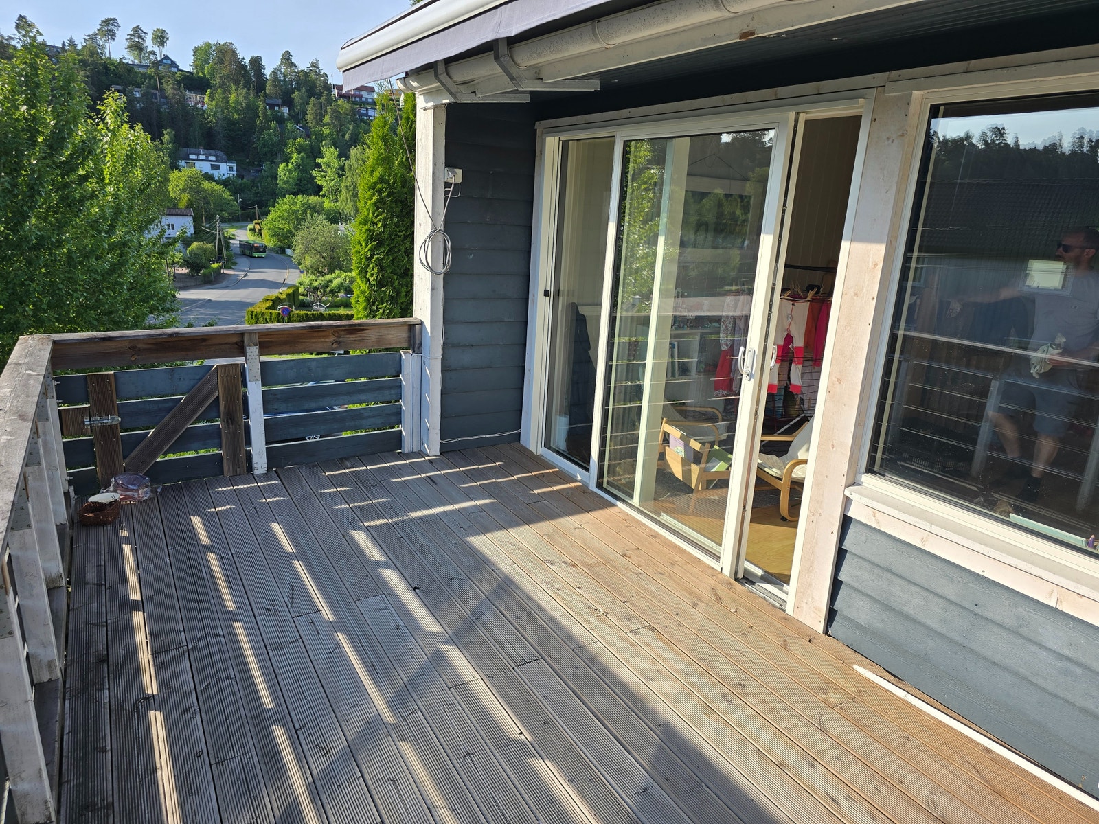Stor terassen med de nye skyvedørene og stuevinduet som ble satt inn 2024. Galleribilde