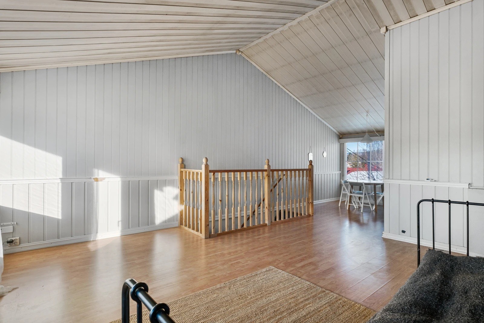 Stue, spisestue og trappeoppen. Galleribilde