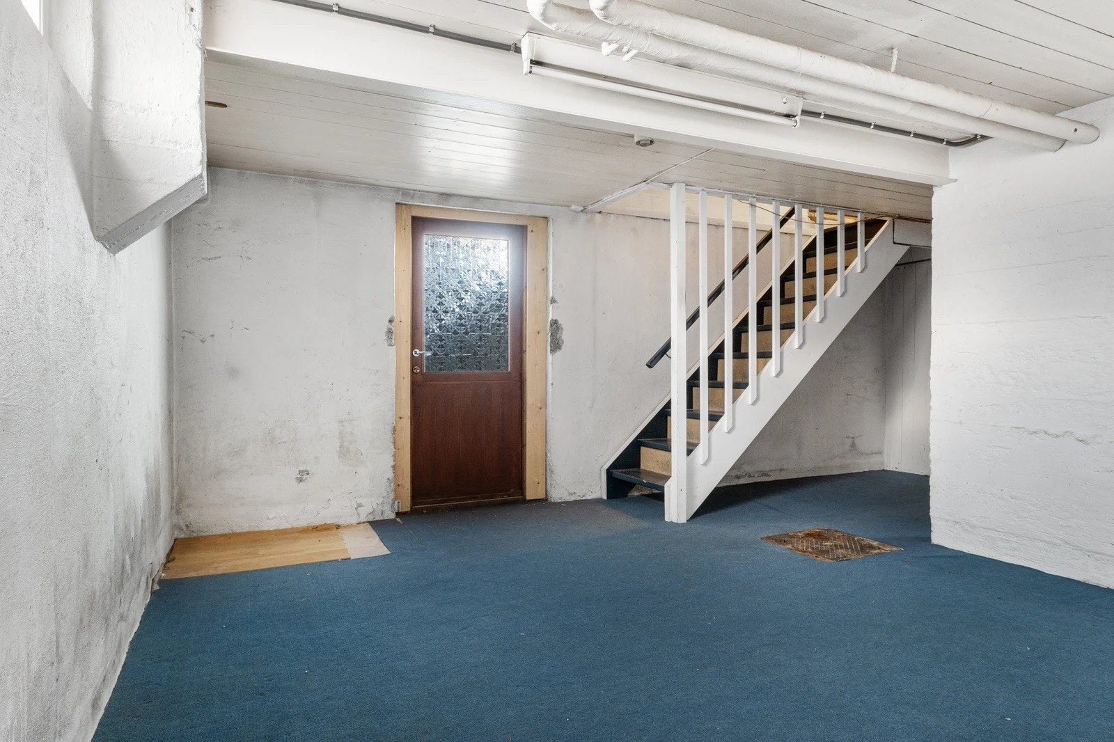 Kjellerstua har egen inngangsdør. Galleribilde