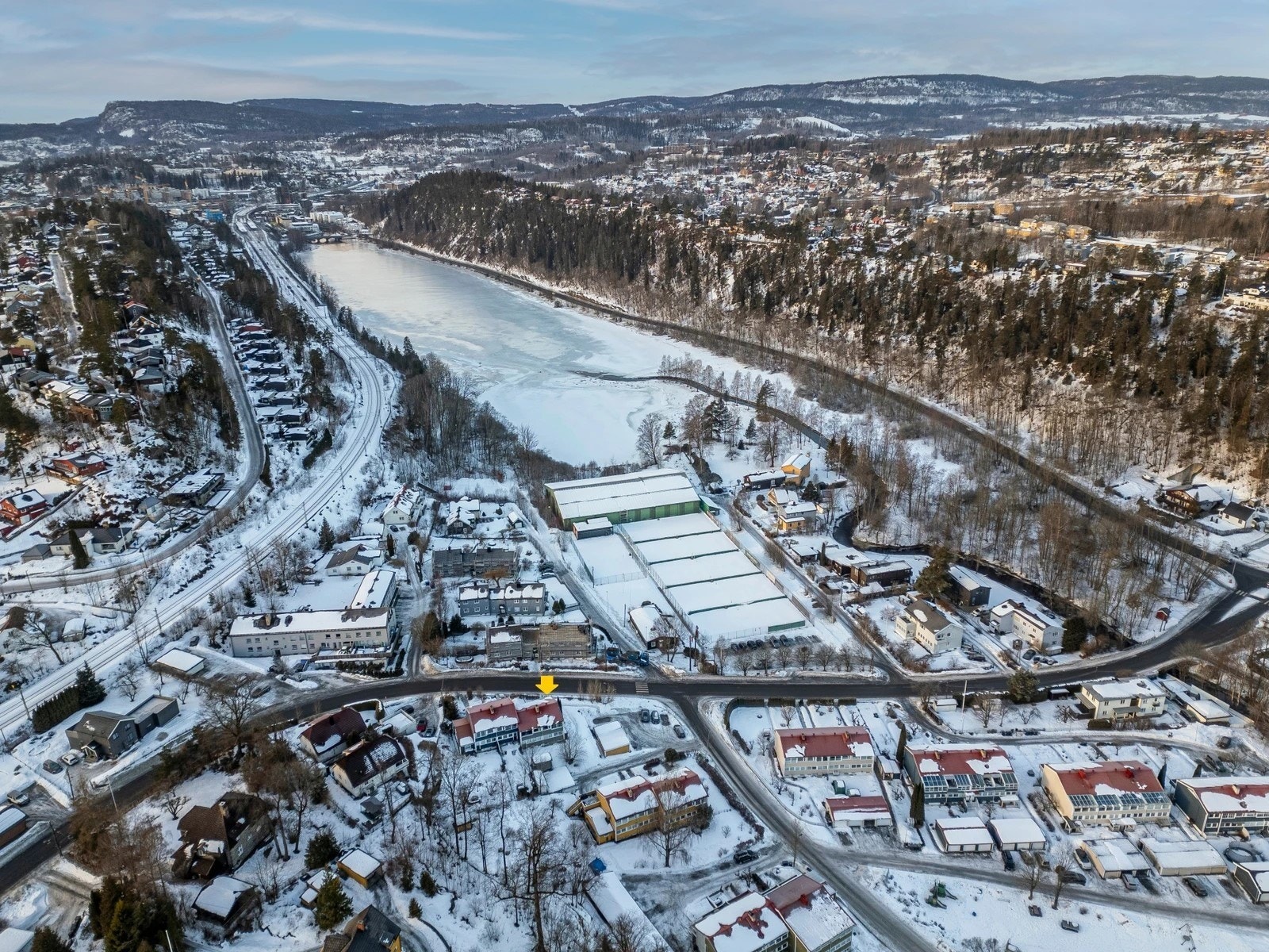 Dronebilde. Rekkehuset er markert. Galleribilde