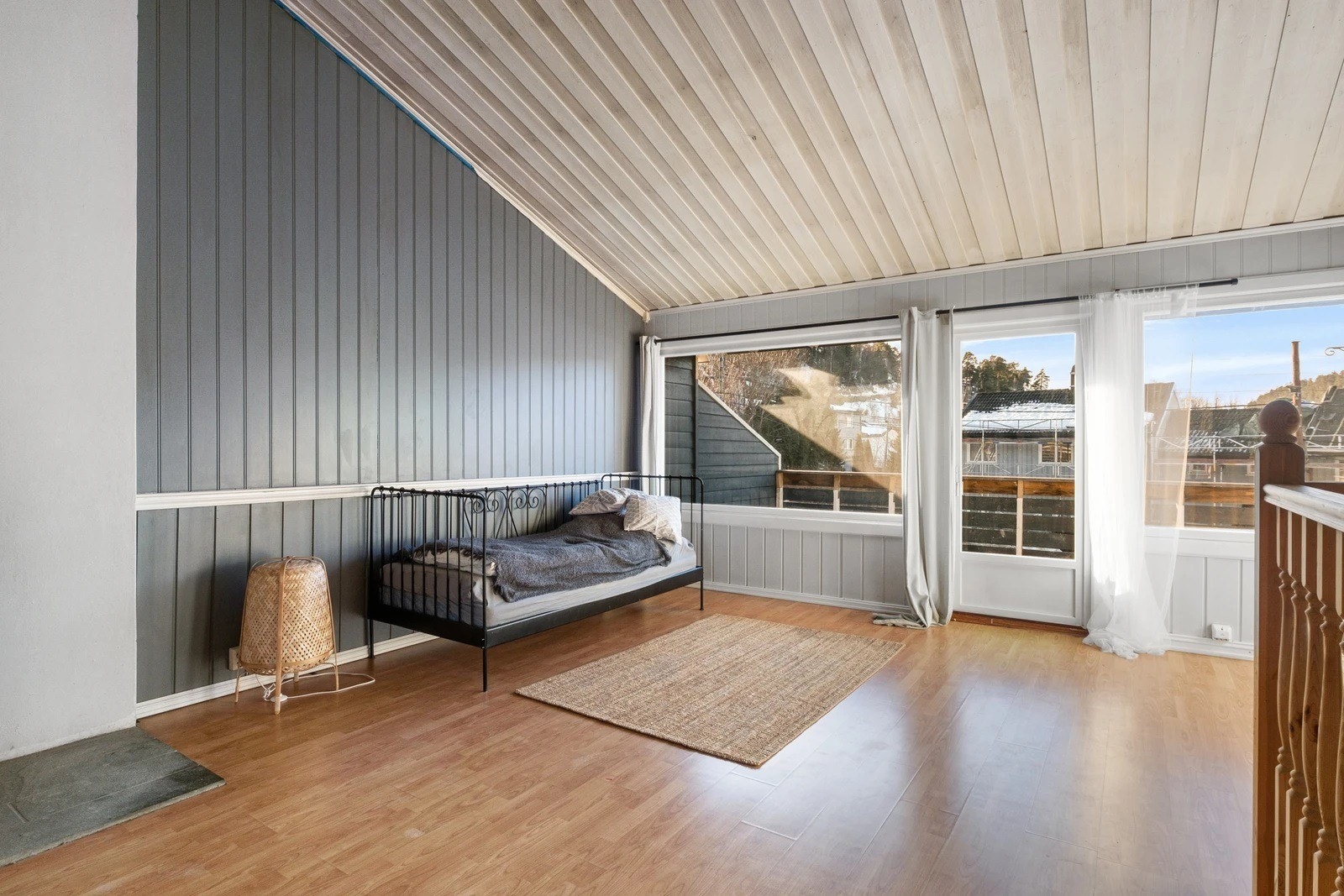 Bilde av stua. Stuevindu og terassedører har blitt byttet ut. Galleribilde