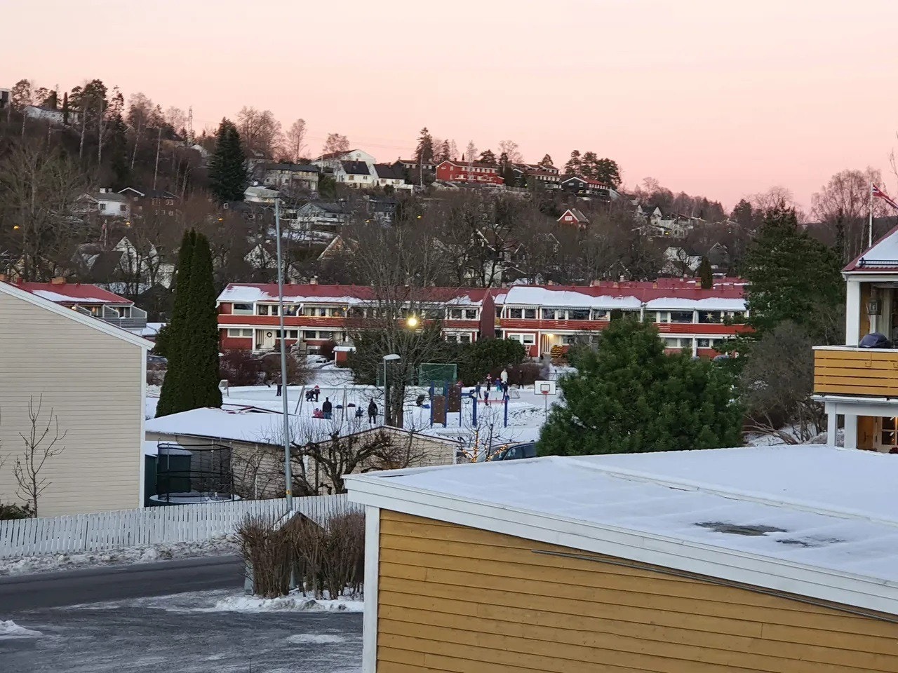 Lekeplassen på Engerjordet sett fra terassen. Galleribilde