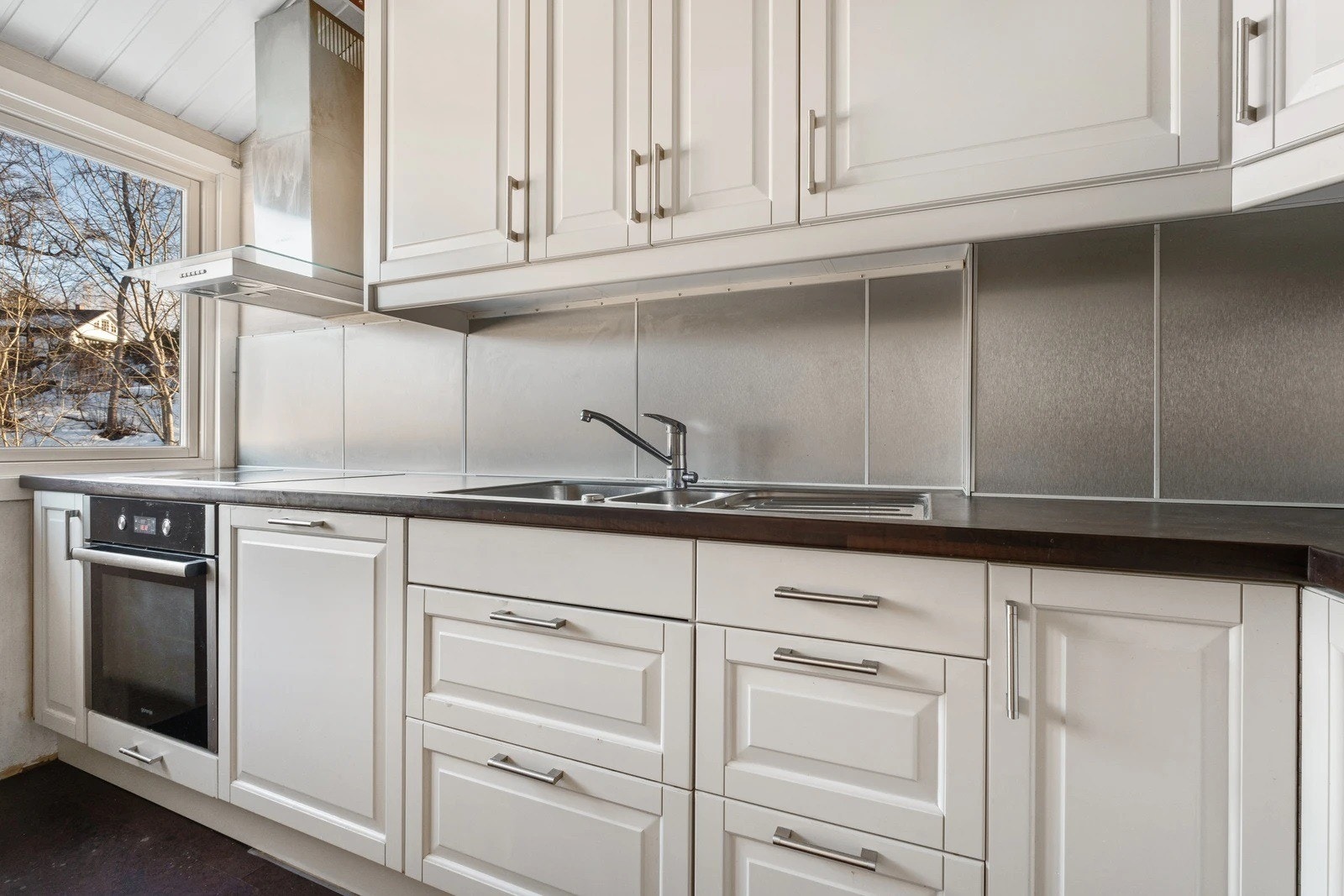 Kjøkkenet er relativt nytt, med integrert oppvaskmaskin. Galleribilde