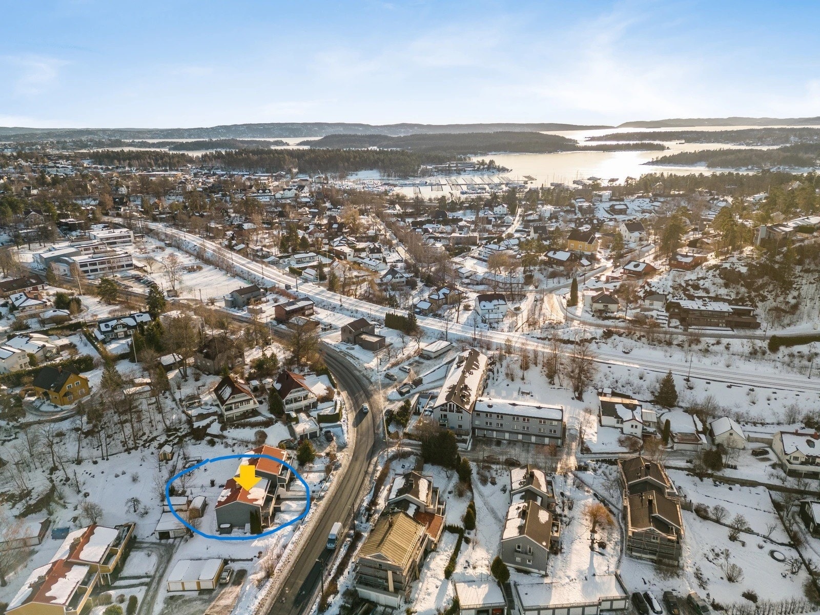 Dronebilde. Rekkehuset er markert. Galleribilde