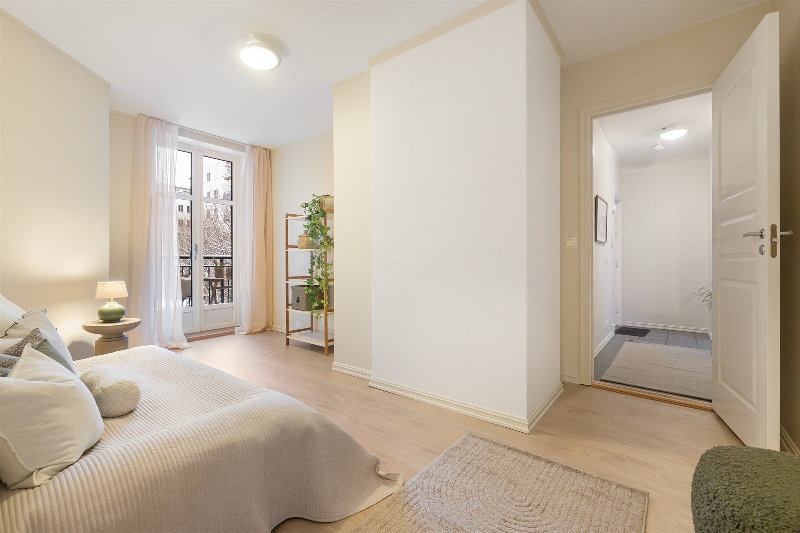 Soverommet og balkongen vender mot skjermet og hyggelig bakgård. Galleribilde