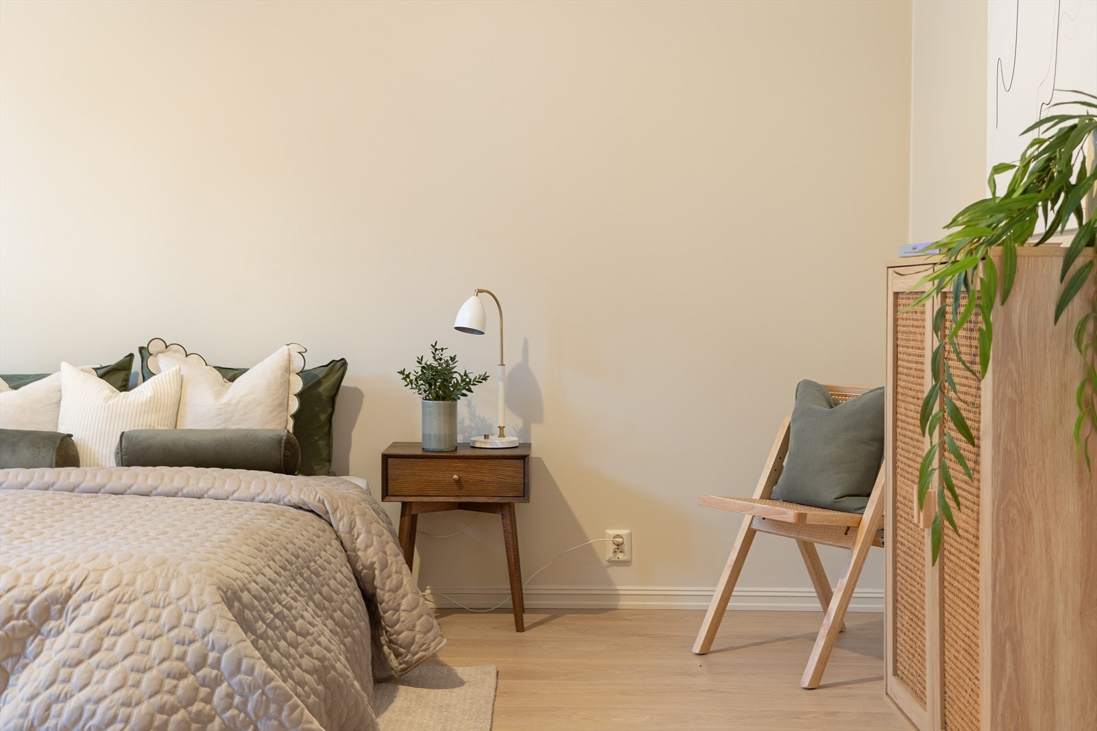 Det er god plass til dobbeltseng med tilhørende nattbord på hver side av sengen. Galleribilde