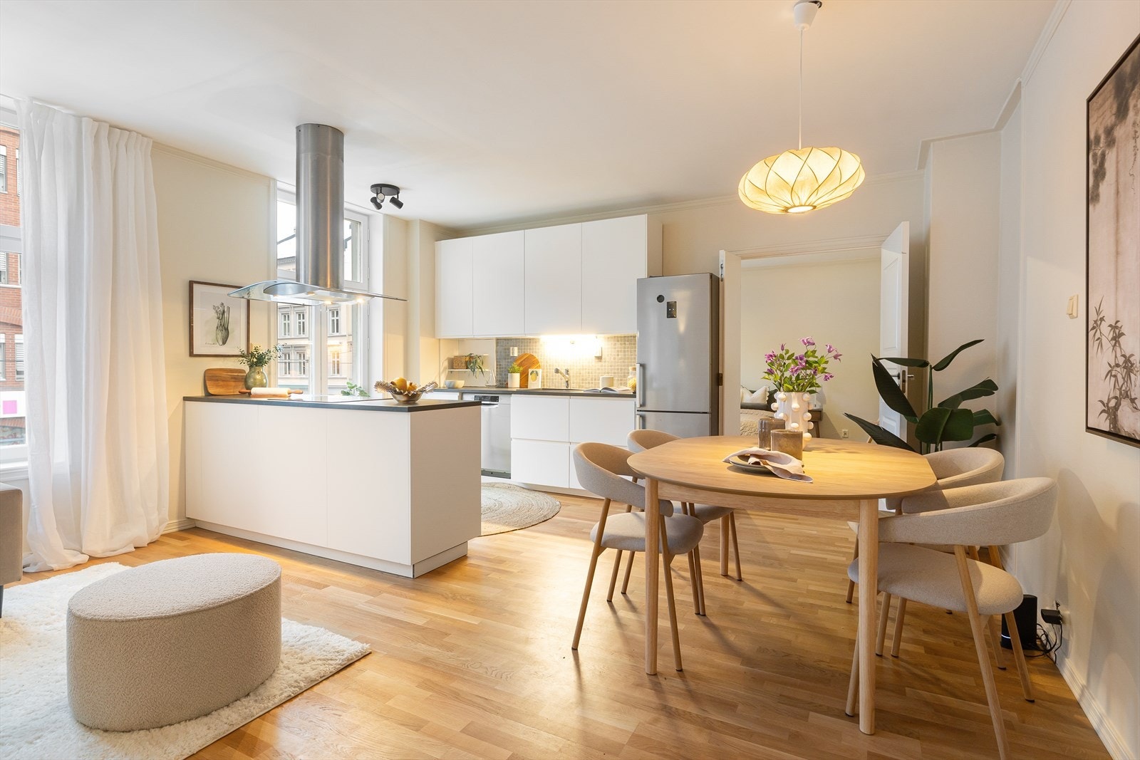 Rommet har store vindusflater og god takhøyde på 2,67 meter som gir en luftig romfølelse. Galleribilde