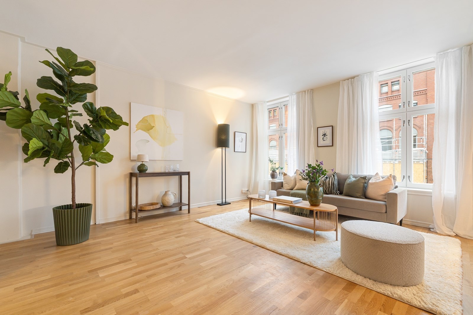 Leiligheten har en svært innbydende, lys og hyggelig stue av god størrelse. Her er det god plass til stor sofagruppe med tilhørende sofabord og tv-møblement. Galleribilde