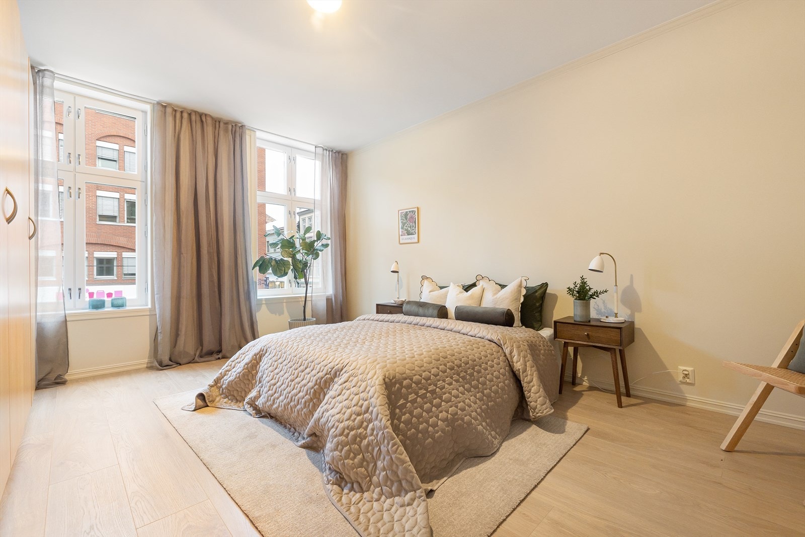 Stort, innbydende hovedsoverom. Galleribilde