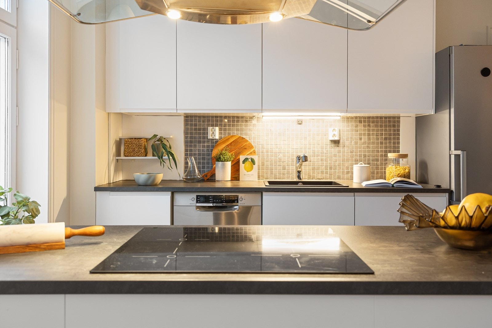 Det er godt med lagringsplass i både skap og skuffer, samt god plass til matlaging. Galleribilde