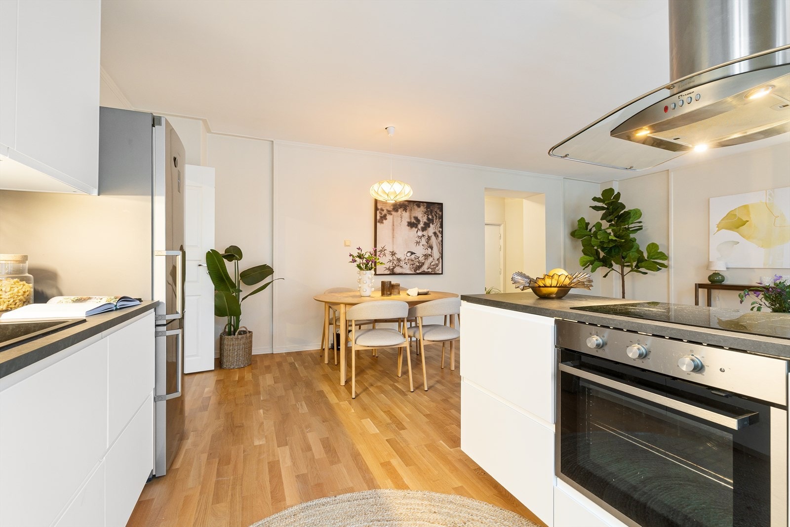 Ved kjøkkenet er det plass til stort spisebord. Galleribilde