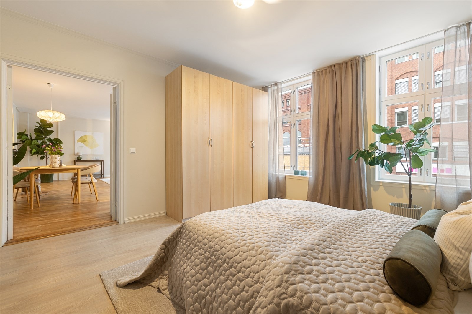 Det er rikelig med oppbevaringsplass i garderobeskap langs den ene veggen. Galleribilde