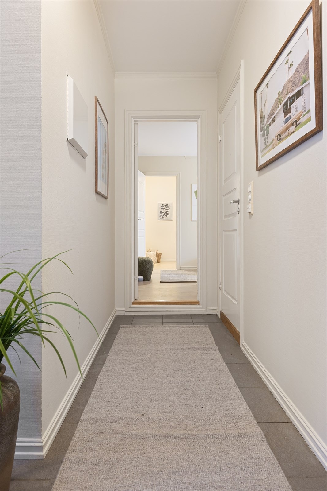 I gangen er det plass til knagger og skohylle for oppbevaring av yttertøy. Galleribilde