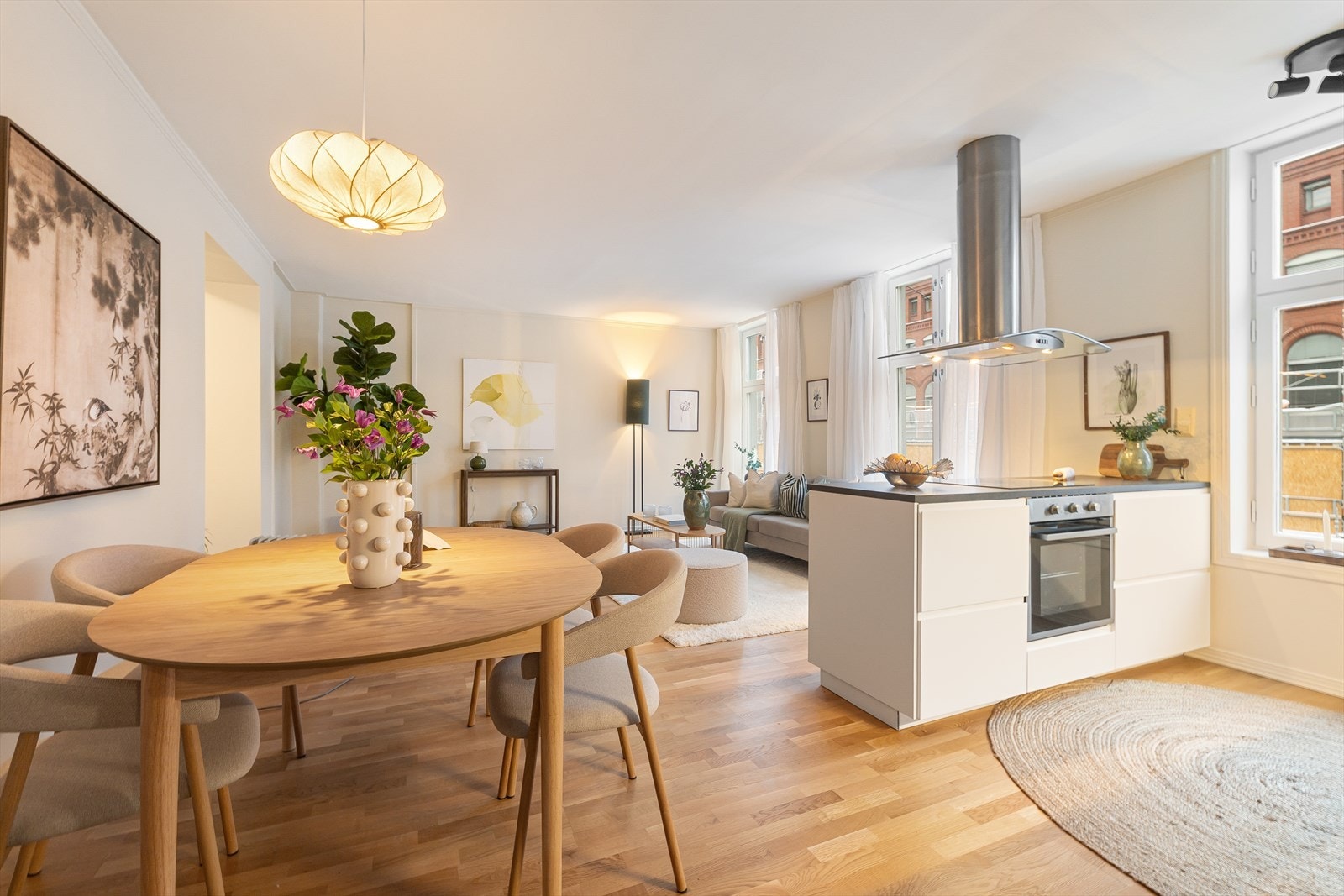 Leiligheten ligger i 2. etasje og inneholder gang, stue, kjøkken, bad og to soverom. Galleribilde