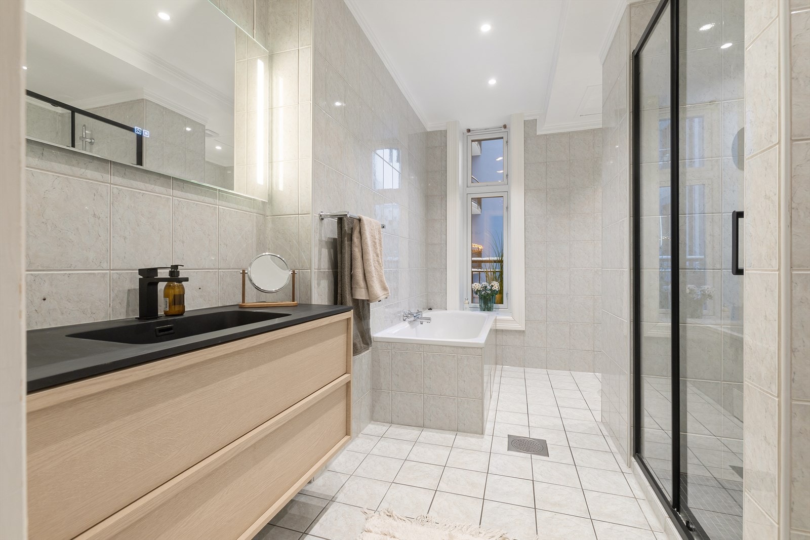 Stort, delikat bad fra 2003 med nyere innredning og garnityr. Galleribilde