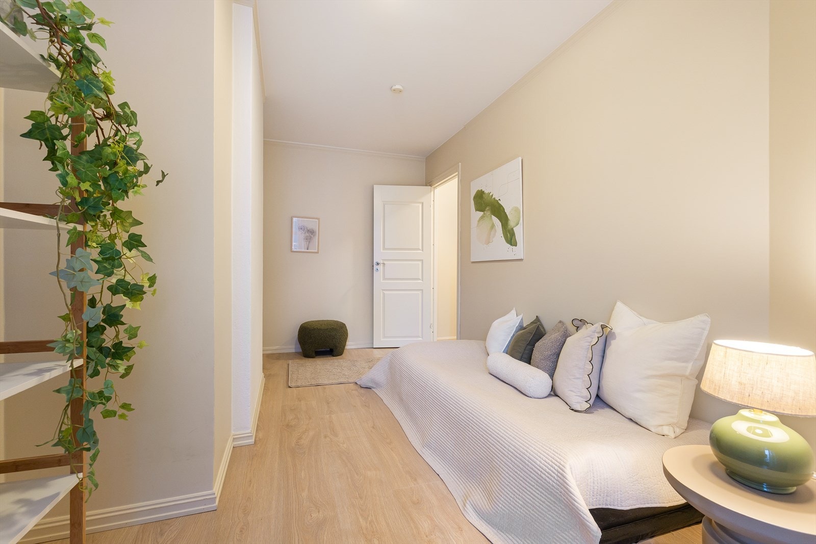 Rommet har plass til seng, skrivepult og skap. Galleribilde