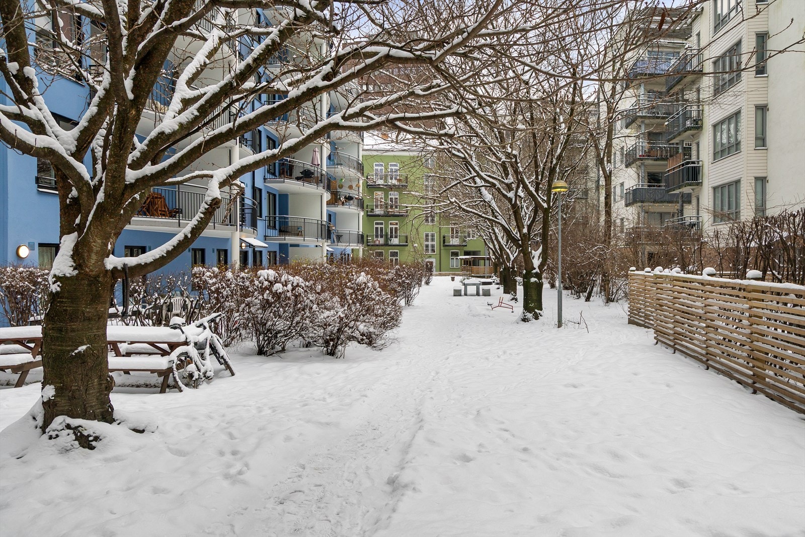 Hyggelig bakgård med sittegrupper og beplantning. Galleribilde
