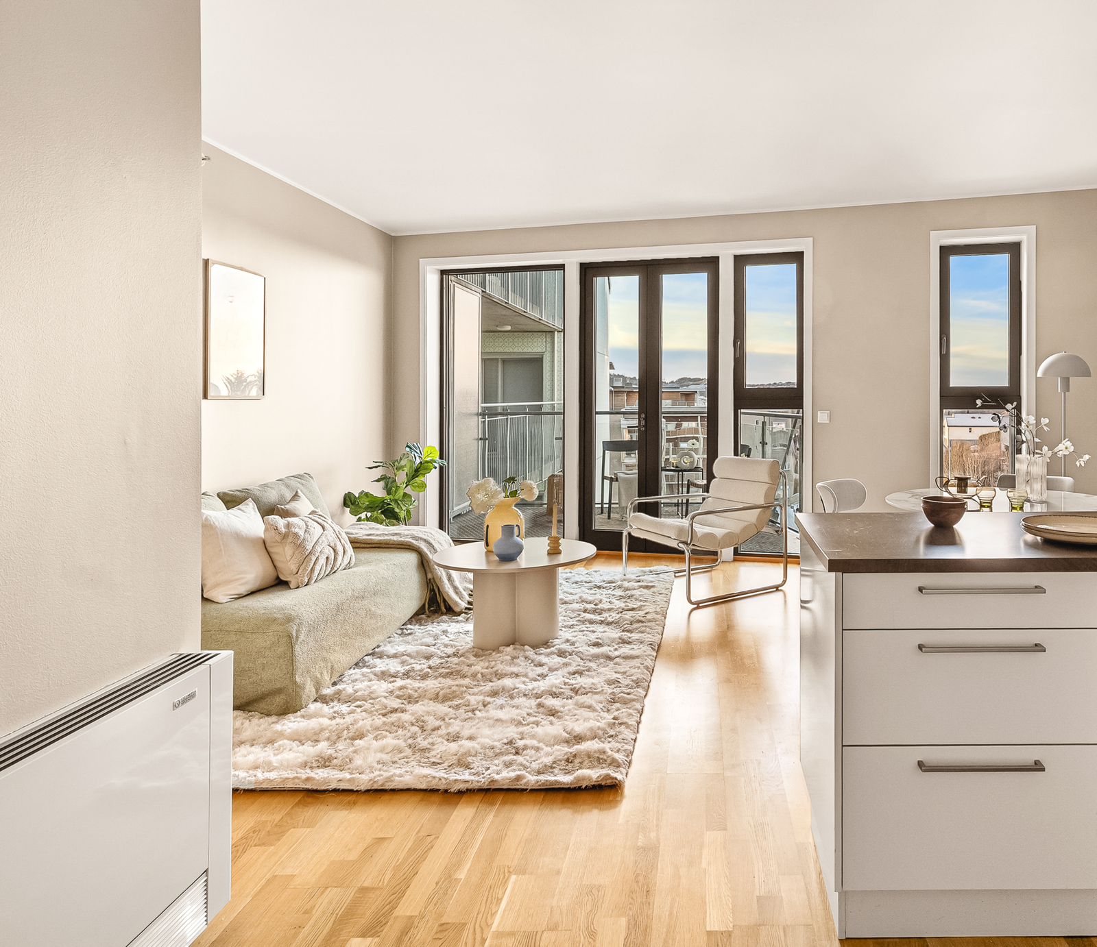 Planløsningen er god og gjør det enkelt å innrede med både sofa- og spisegruppe Galleribilde