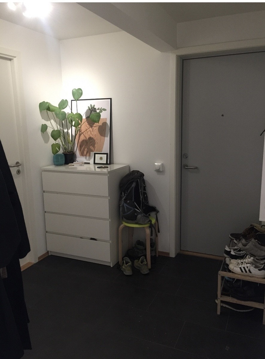 Kommode i gangen for yttertøy. Her er det også en stumtjener. I tillegg finnes det en bod i leiligheten i tilknytning gangen. Galleribilde