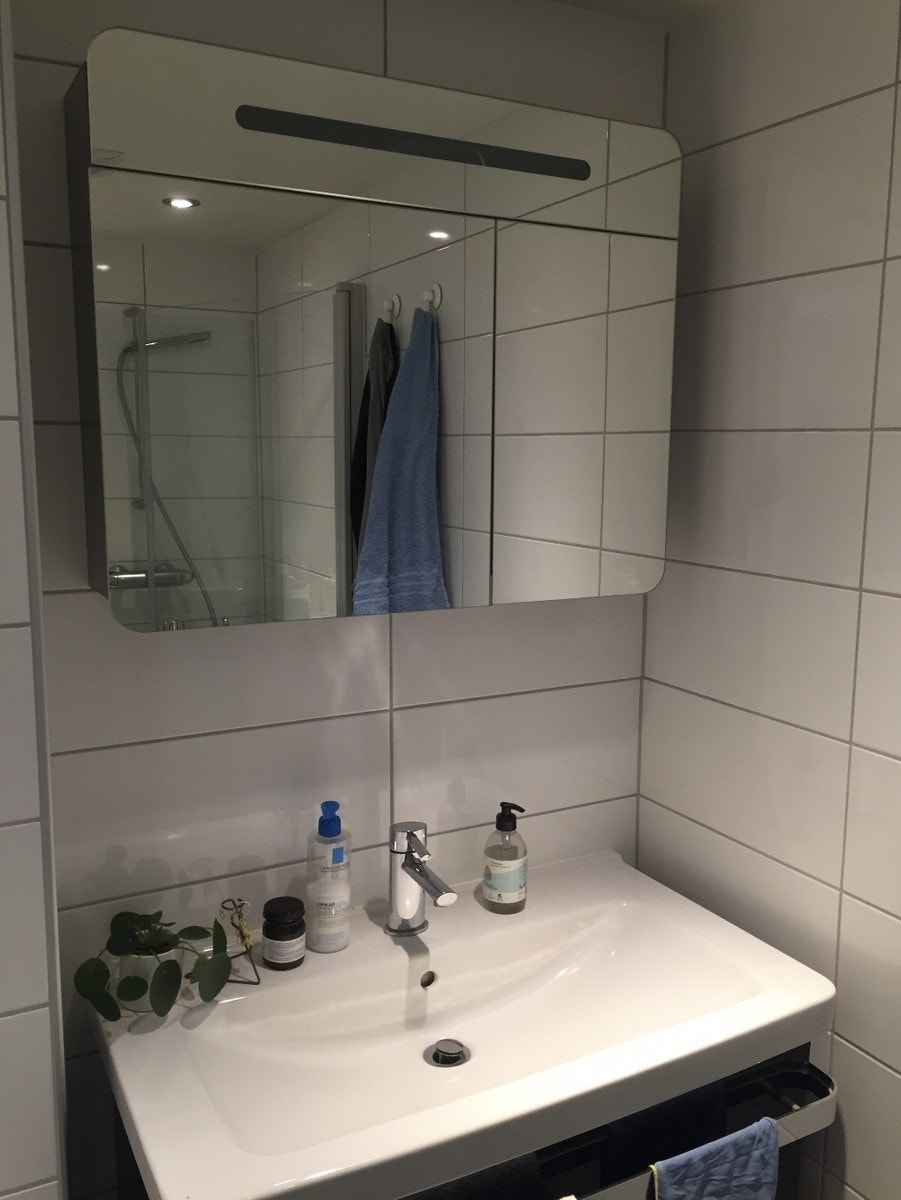 Speilskap og skuffer under vasken med god plass til lagring av baderomsartikler. Galleribilde