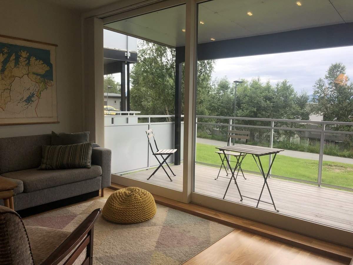 Solrik balkong med mye plass - her kan man nyte midnattsol og sene kvelder. Galleribilde