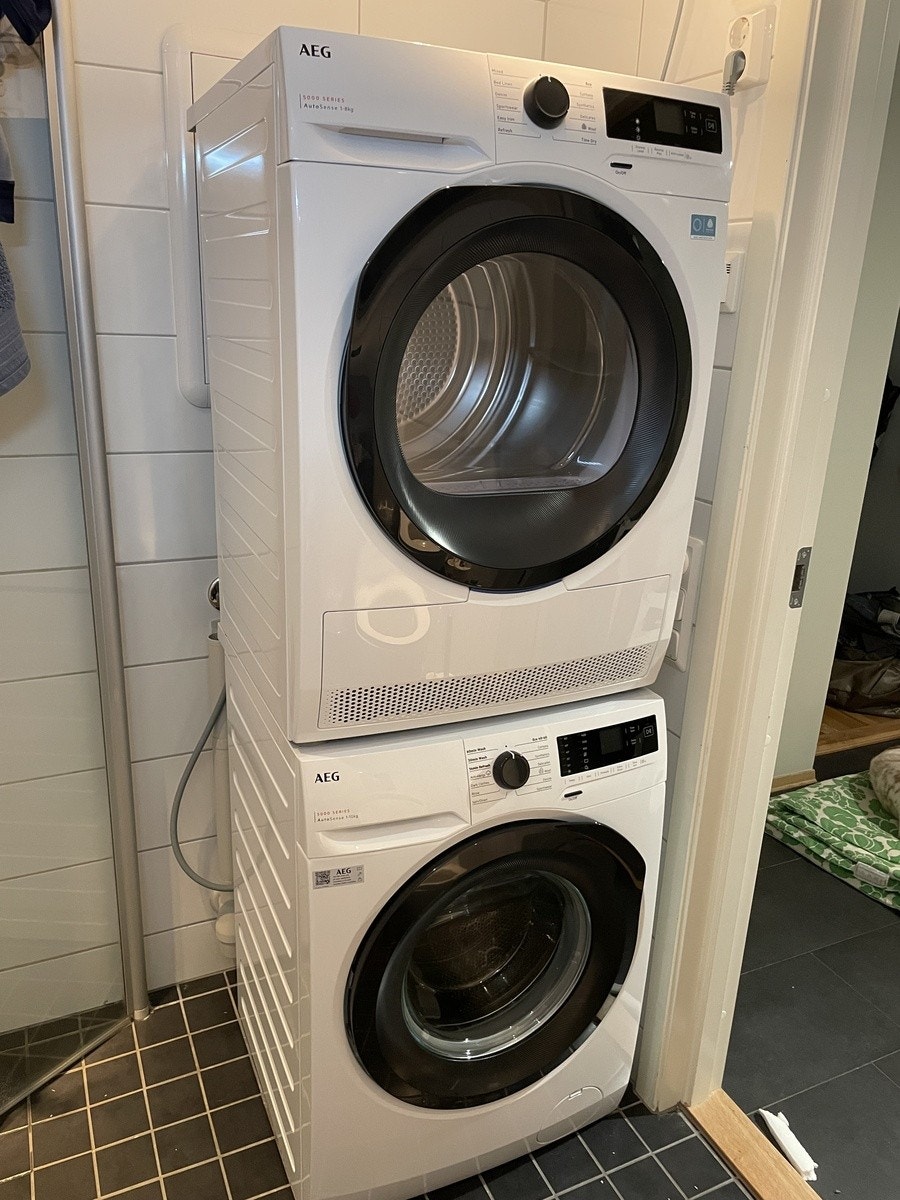 Vaskemaskin og tørketrommel på badet. Galleribilde