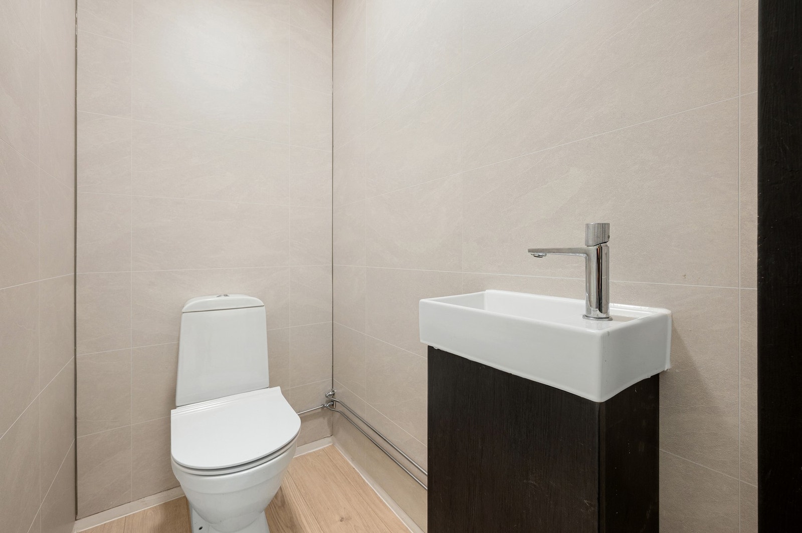 Eget toalettrom vegg i vegg med badet. Galleribilde