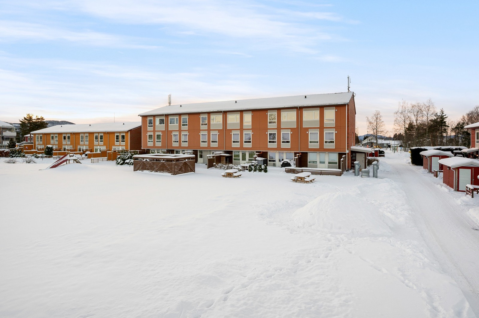 Det er opparbeidet fellesområder med benker og grøntareal. Galleribilde