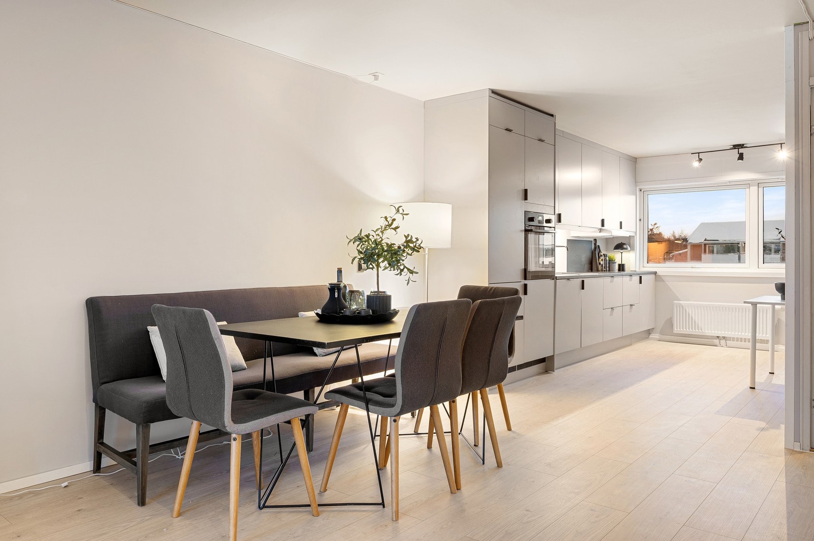 Åpen stue/kjøkken løsning som gjør at rommet oppleves som luftig. Galleribilde