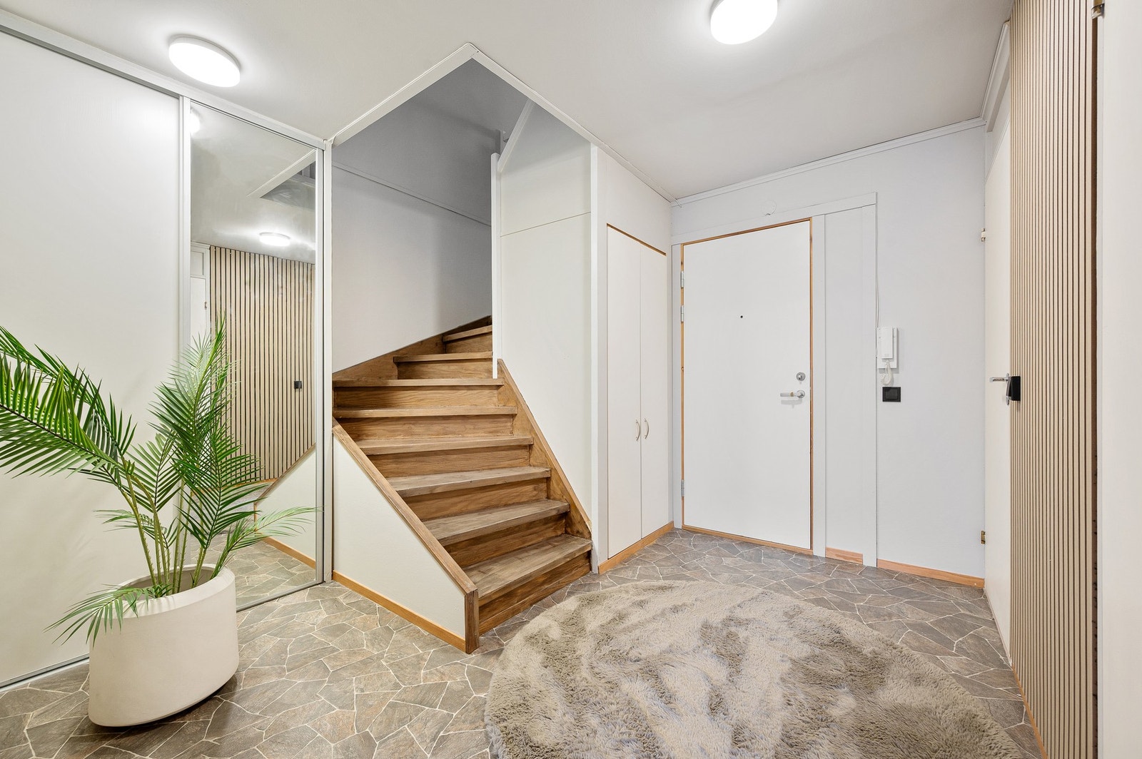 Entré på 11 m² med skyvedørsgarderobe. Det er også bod under trapp. Galleribilde