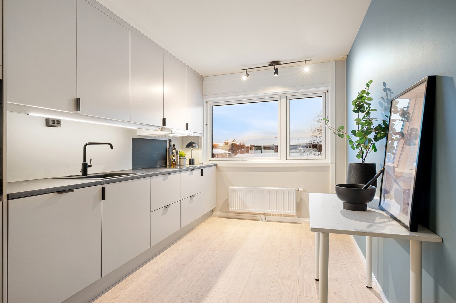 Det er integrerte hvitevarer som frys/kjøleskap, stekeovn og oppvaskmaskin. Galleribilde