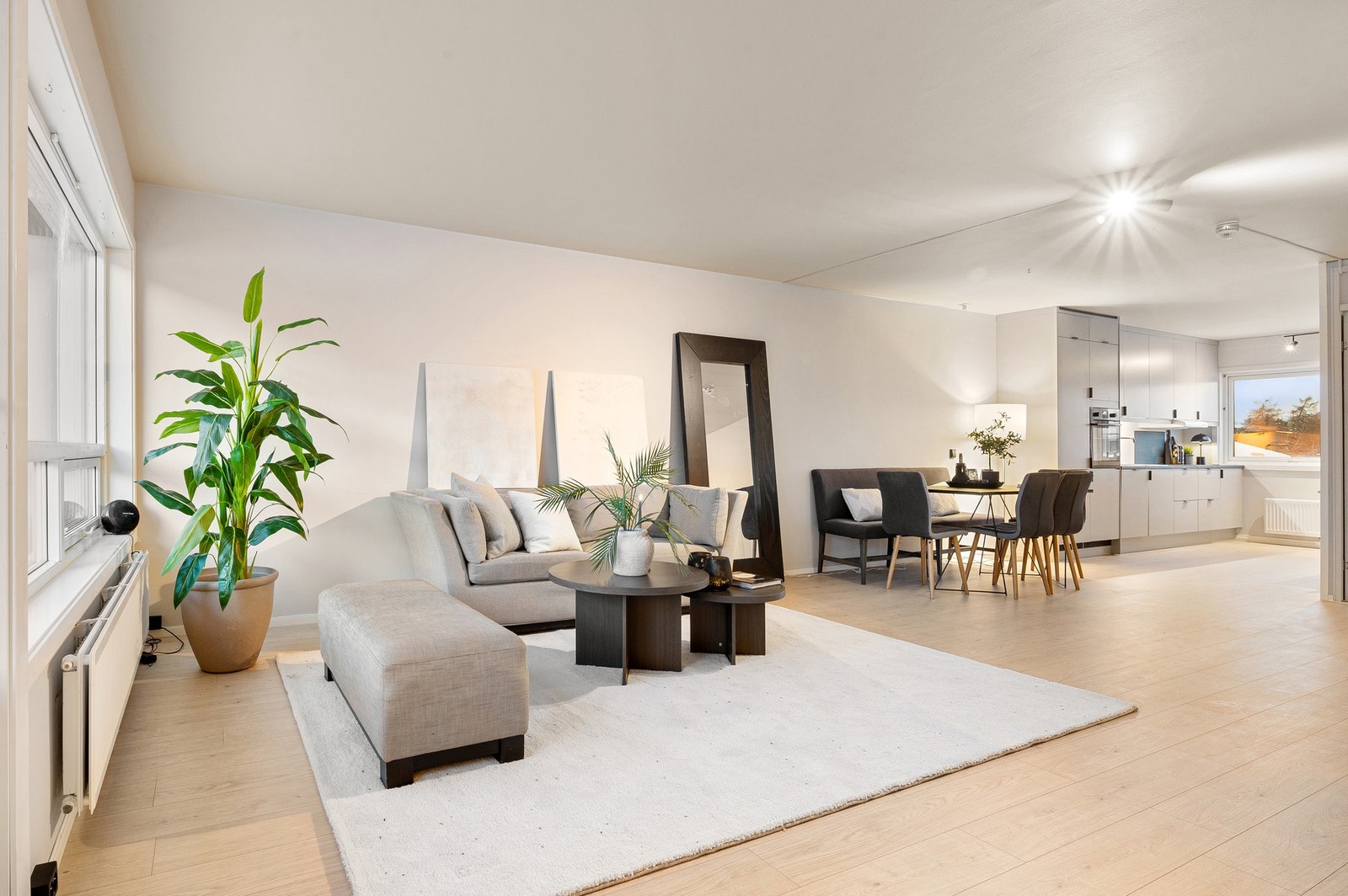 Størrelsen gir stuen flere møbleringsmuligheter. Galleribilde