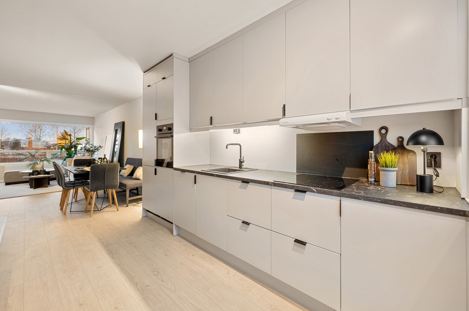 Lekkert Epoq kjøkken fra 2026 med TG 0 av takstmann.
Kjøkkenet har rikelig med skap- og benkeplass. Galleribilde