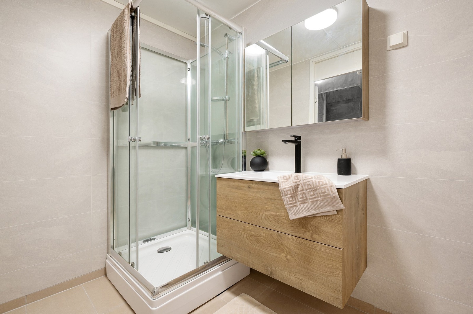 Pent bad på 3,5 m² med gulvvarme og mekanisk avtrekk. Galleribilde