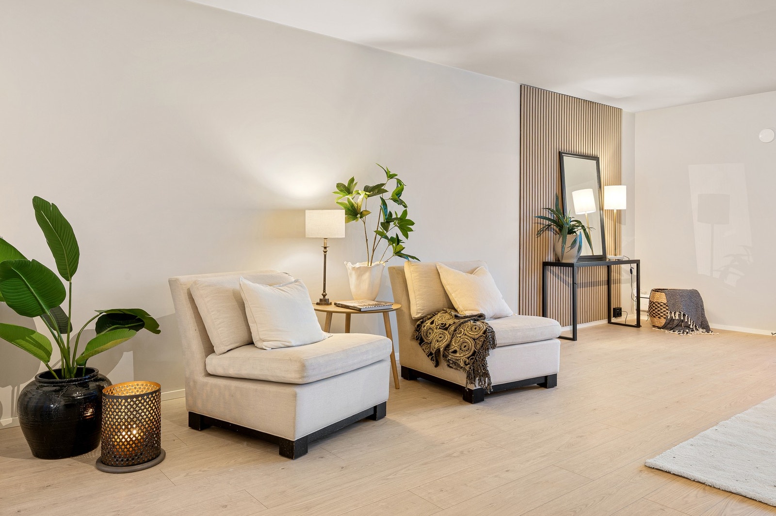 Flott og romslig stue-/kjøkkenløsning på hele 53,5 kvm. Galleribilde