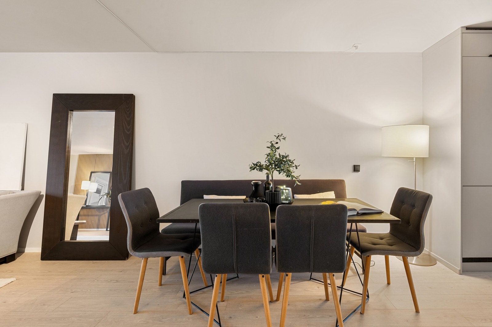 Inkludert i felleskostnadene: Varmtvann, oppvarming, p-plass, kommunale avgifter, kabel-tv og internett, vaktmester, rengjøring av fellesareal m.m. Galleribilde