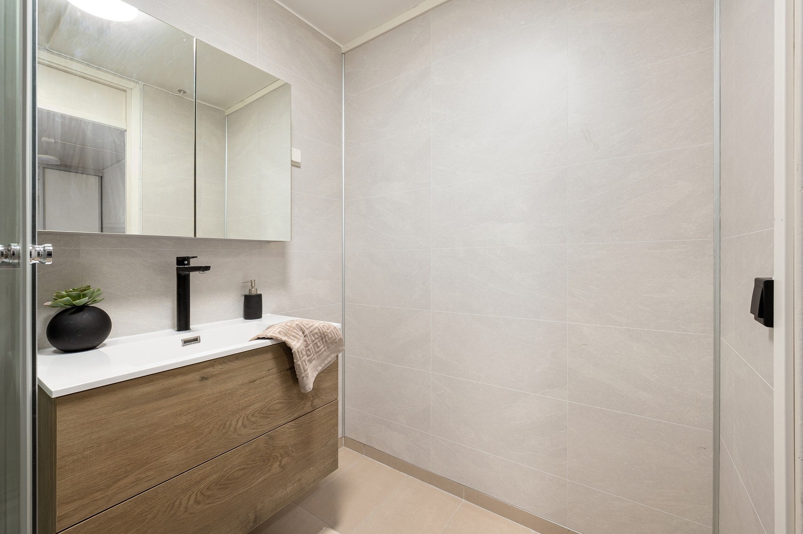 Badet ble også pusset opp i 2025/2026.
Det er opplegg til vaskemaskin. Galleribilde