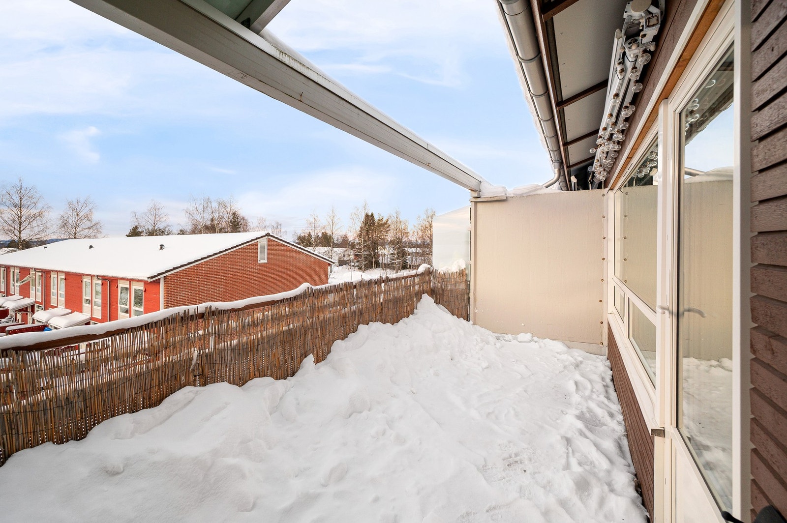 Det er god plass til utemøblement og evt. grill. Galleribilde